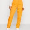 Noisy May Petite NMTHEA VIVIAN PANT PETITE - Stoffhose - Vibrant Orange