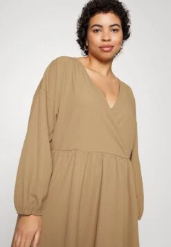 NMCATIE WRAP DRESS CURVE - Freizeitkleid - Tigers Eye -Fashion Verkauf 225ab3cb42a84a8da10cb03ede3e40dc