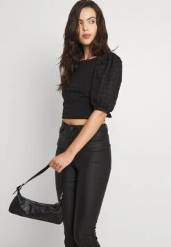 Noisy May NMSALLIE FLARE COATED PANTS - Stoffhose - Black -Fashion Verkauf 3bd43a076cb44c70bd1e4f87294aa29c