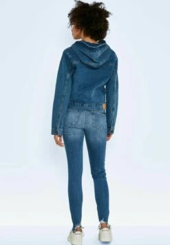 Noisy May MIT KAPUZE MIT KNOPFLEISTE BASIC - Jeansjacke - Blau -Fashion Verkauf 4bdc6b52e51642b58e95961c6d0cde21