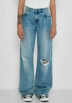 Noisy May NMAMANDA - Flared Jeans - Light Blue Denim