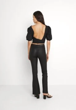 Noisy May NMSALLIE FLARE COATED PANTS - Stoffhose - Black -Fashion Verkauf 82a121af13ac4dc880a057183708a9b0